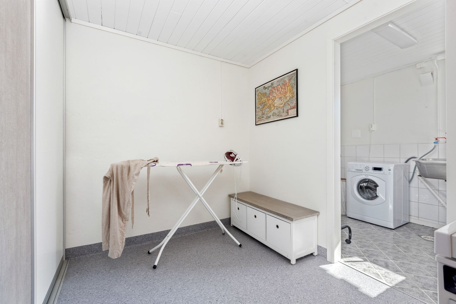Eget vaskerom med vaskemaskin og lagringsplass. Galleribilde