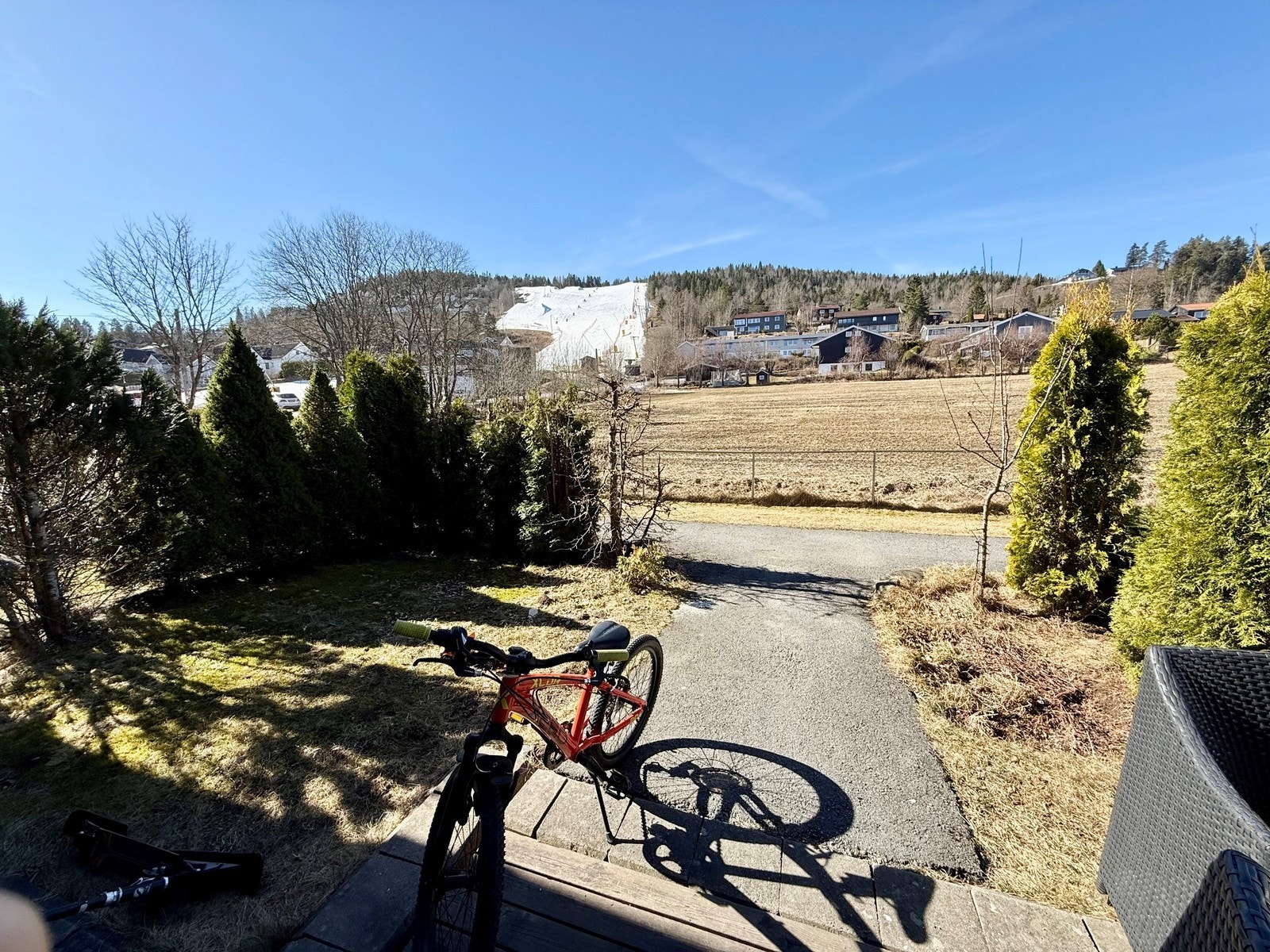 Stille og rolig område. ski in - ski out til alpintsenteret. Barnehage og skole i umiddelbar nærhet. Galleribilde