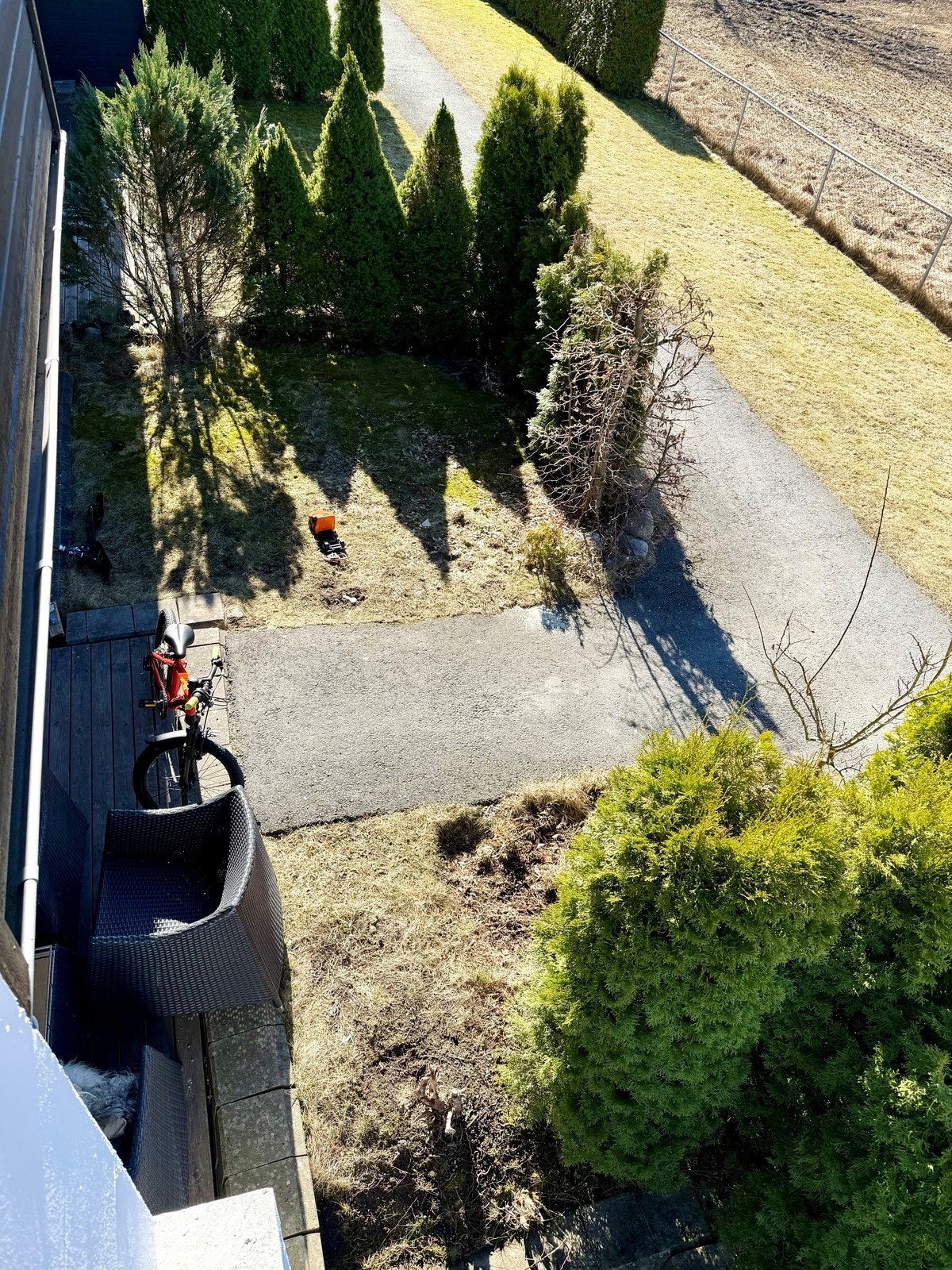 Overblikksbilde av hagen utenfor leiligheten. Galleribilde