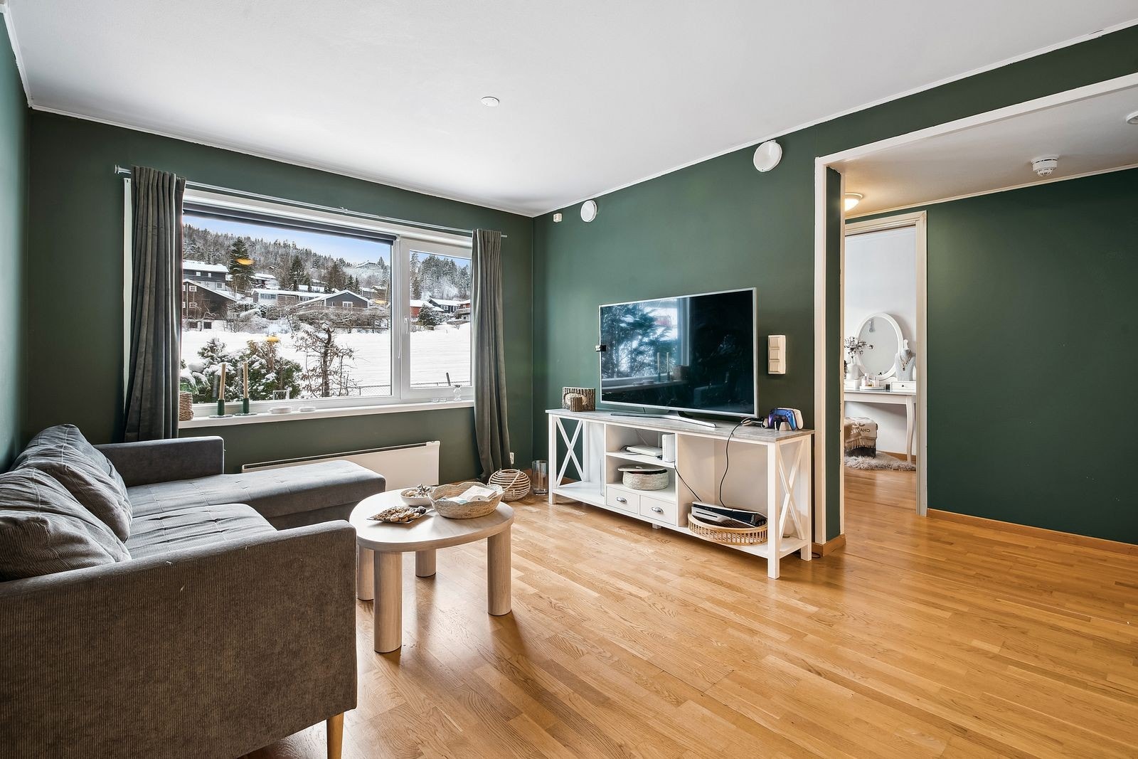 Stue med åpen kjøkkenløsning, plass for spisebord. Galleribilde