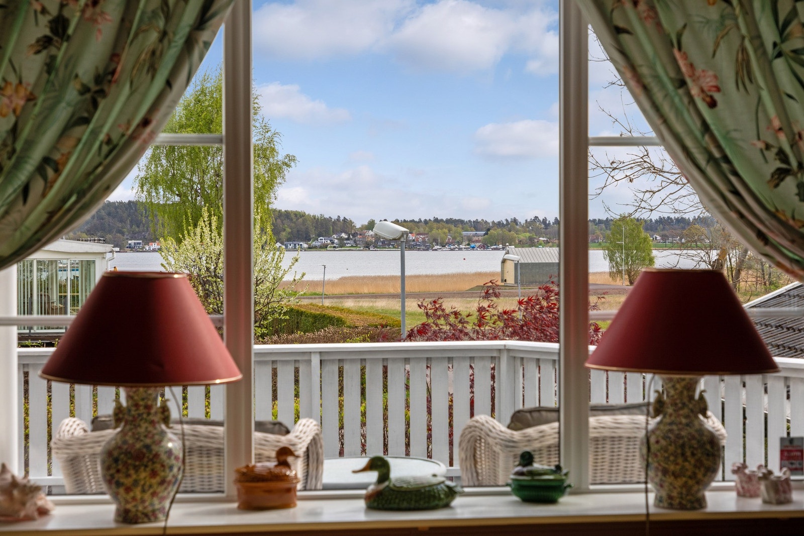 Dagslyset strømmer inn via store, klassiske vinduer, og fra dagligstuen er det nydelig utsikt mot fjorden. Galleribilde