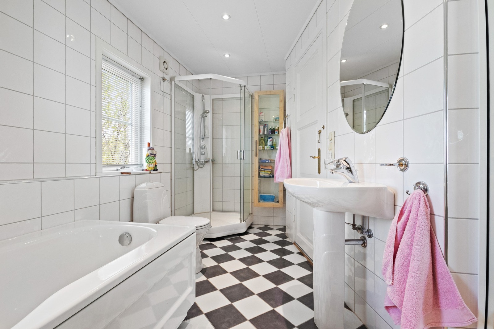 Her er det hvite fliser på veggene, downlights i himlingen og mønsterlagte fliser på gulv med gulvvarme. Galleribilde