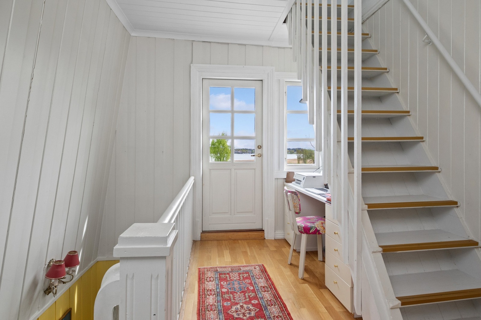 Fra gangen i andre etasje er det utgang til en nordøstvendt balkong på ca. 6 kvm med langstrakt, idyllisk utsikt. Galleribilde