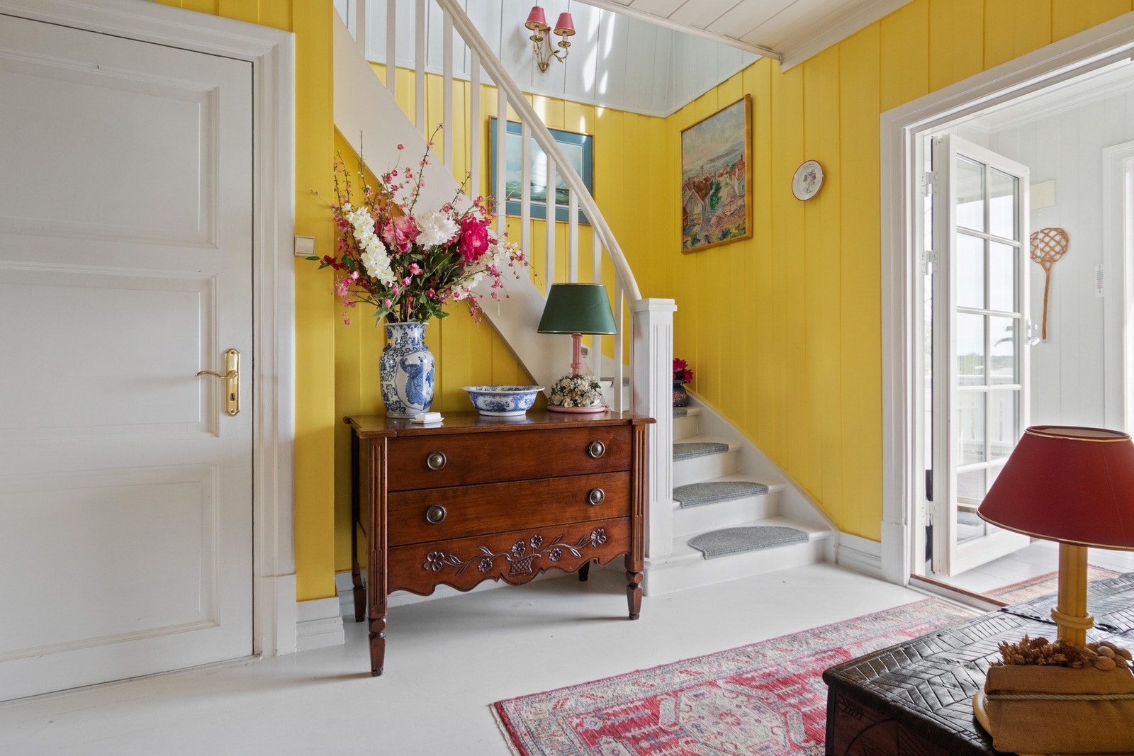 Fra trappegangen er det utgang til en koselig sommerstue med videre adkomst til den nordøstvendte terrassen. Galleribilde