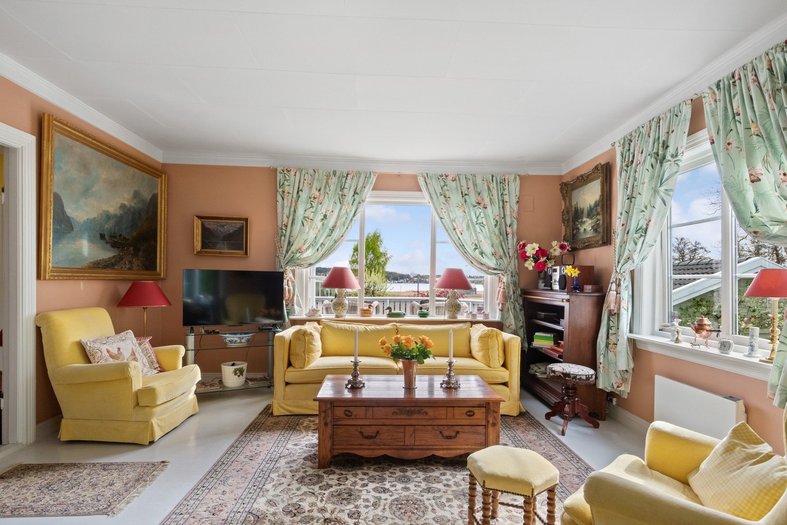 Det er to flotte stuer i første etasje - én dagligstue og én spisestue. Galleribilde