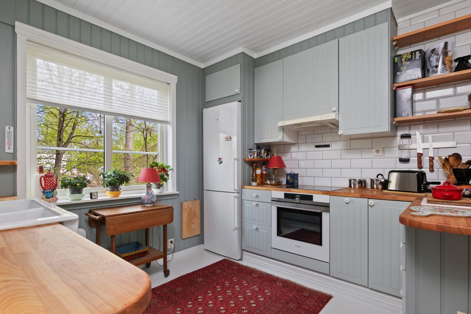 Den profilerte innredningen ble malt opp i en dus grønntone i 2022, og på samme tid ble det lagt ny, gyllen benkeplate i heltre. Galleribilde