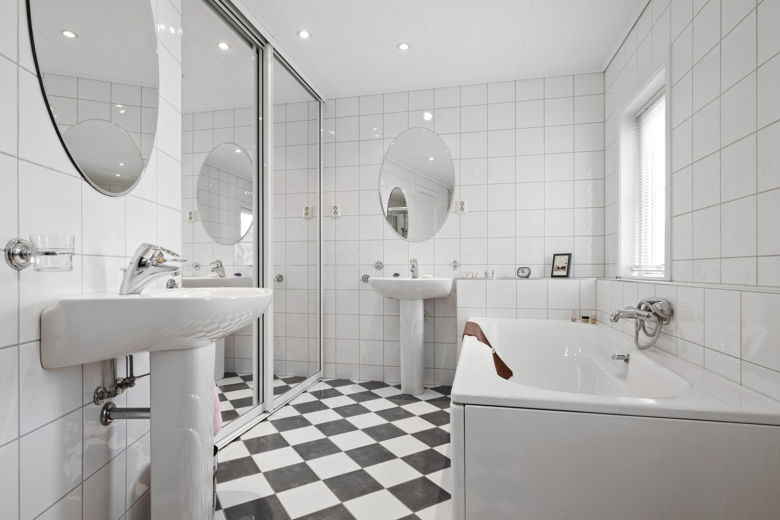 Badet ligger ved soverommene i andre etasje, og fremstår som velholdt og pent. Galleribilde