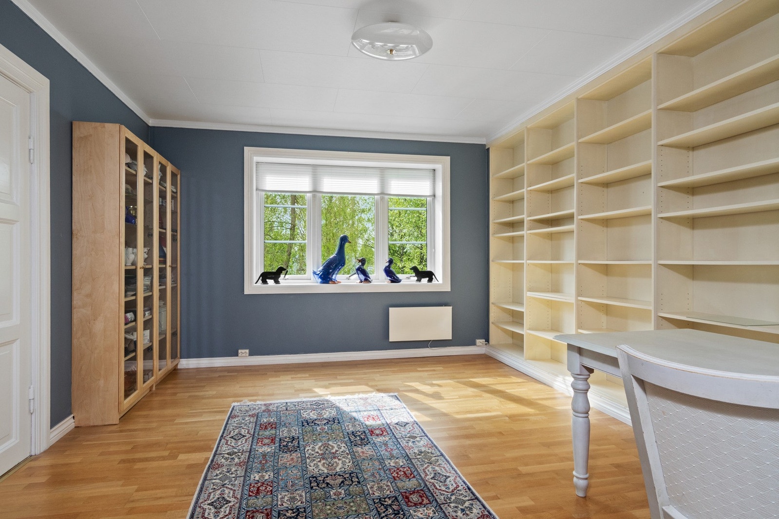 Soverommene har store, klassiske vinduer som sørger for rikt, naturlig lysinnslipp og gode luftemuligheter, og på ett av rommene er det en bred, plassbygd bokhylle. Galleribilde