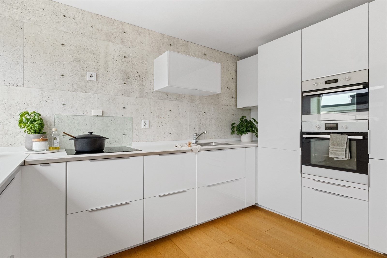 Innredningen består av stilrene, høyglans fronter og en laminat benkeplate med nedfelt stålvask. Galleribilde