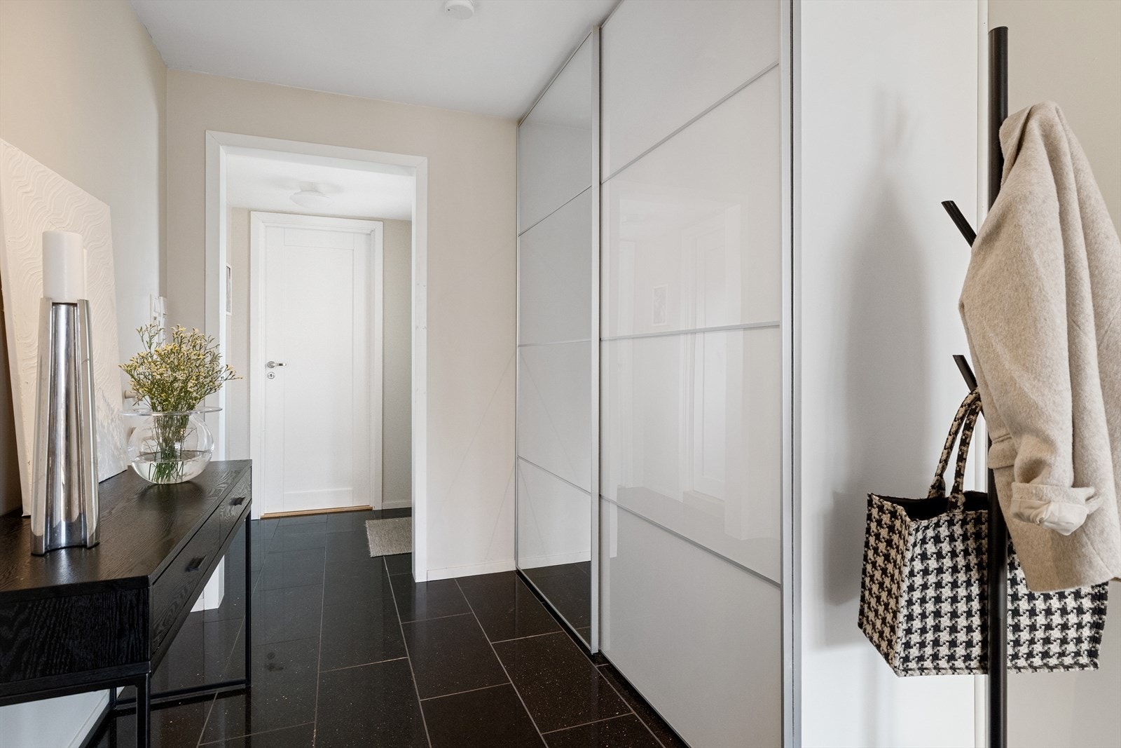 Her finnes en stor skyvedørsgarderobe som tilbyr rikelig med plass til yttertøy, sko og oppbevaring. Galleribilde