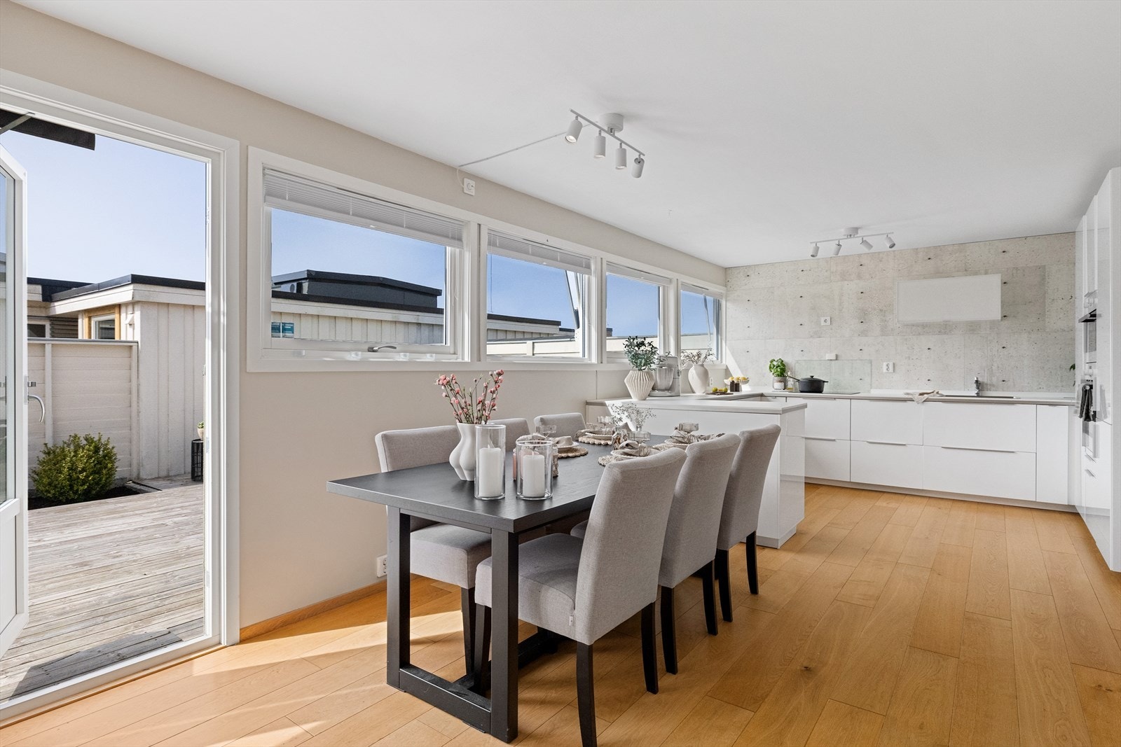 Perfekt plass for familiemiddager, lange frokoster eller hyggelige spillkvelder med venner. Galleribilde