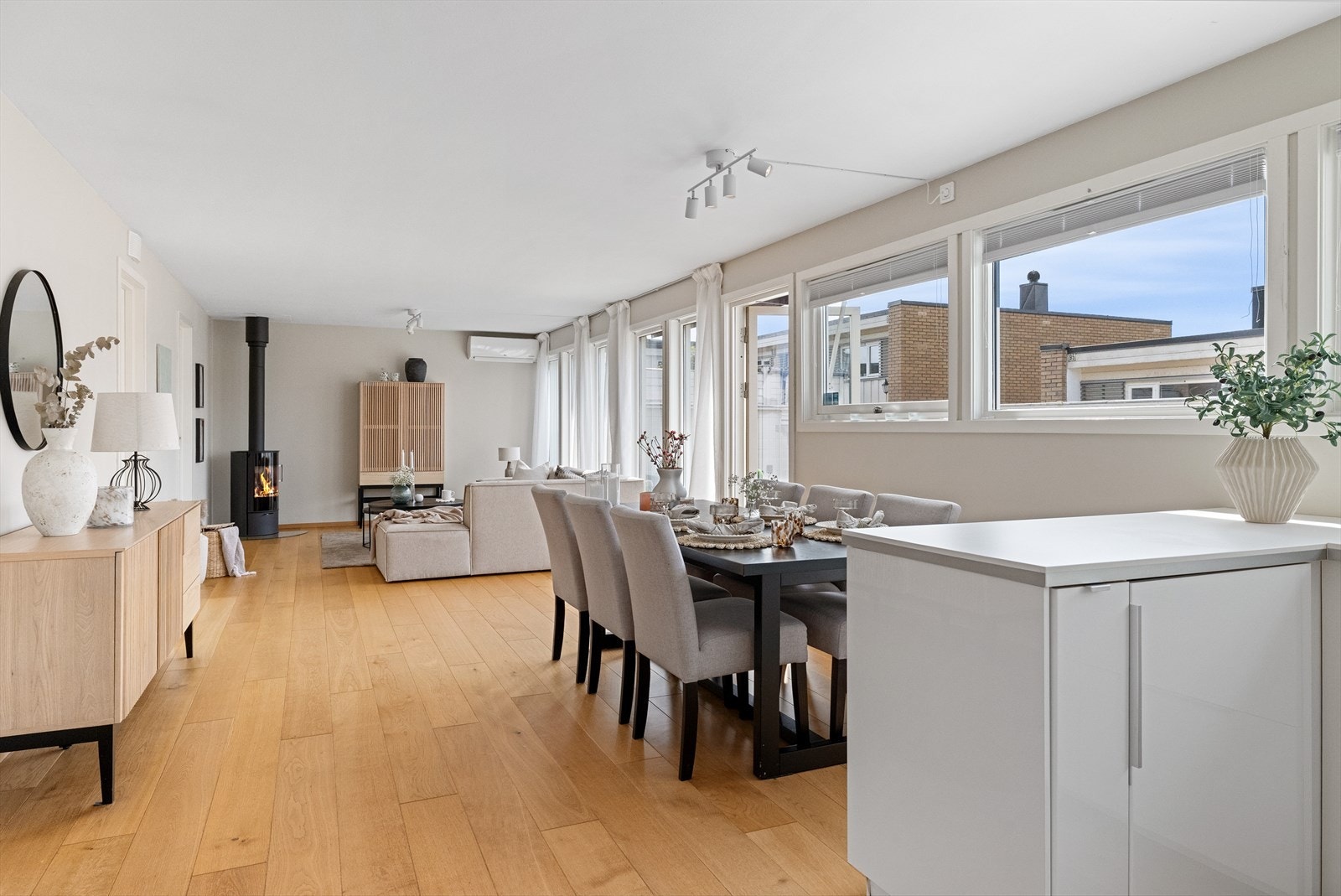 På kjølige vinterdager bidrar den stemningsfulle vedovnen til både varme og hygge, mens en moderne varmepumpe sørger for en behagelig innetemperatur året rundt. Galleribilde