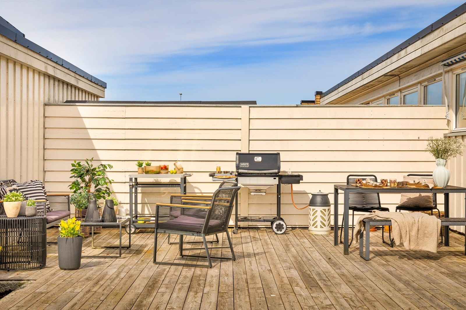 Her er det god plass til flere soner for både loungemøbler, spisegruppe og grill. Galleribilde