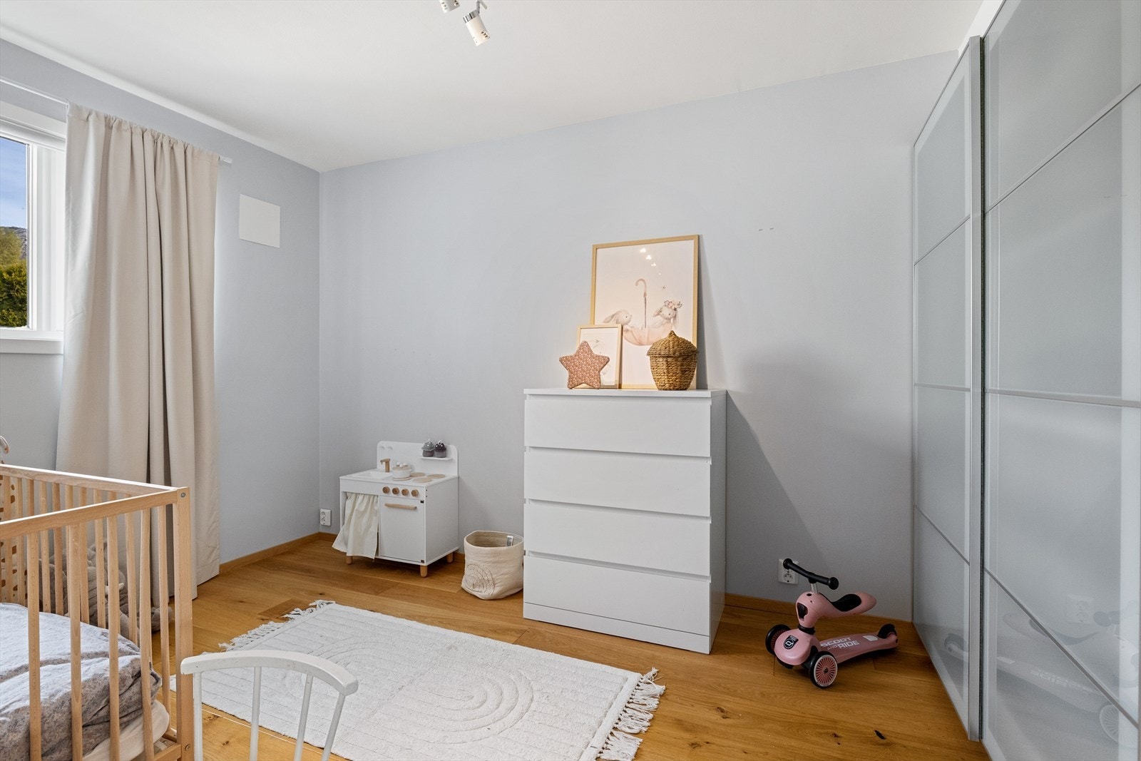 Her er det god plass til seng og garderobeskap. Galleribilde
