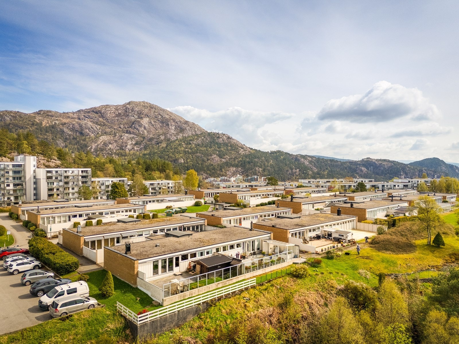 Et populært utfluktsmål er Lyderhorn, et av Bergens "syv fjell", hvor du etter en relativt kort tur kan nyte en spektakulær utsikt over Bergen by, fjorder og fjell. Galleribilde