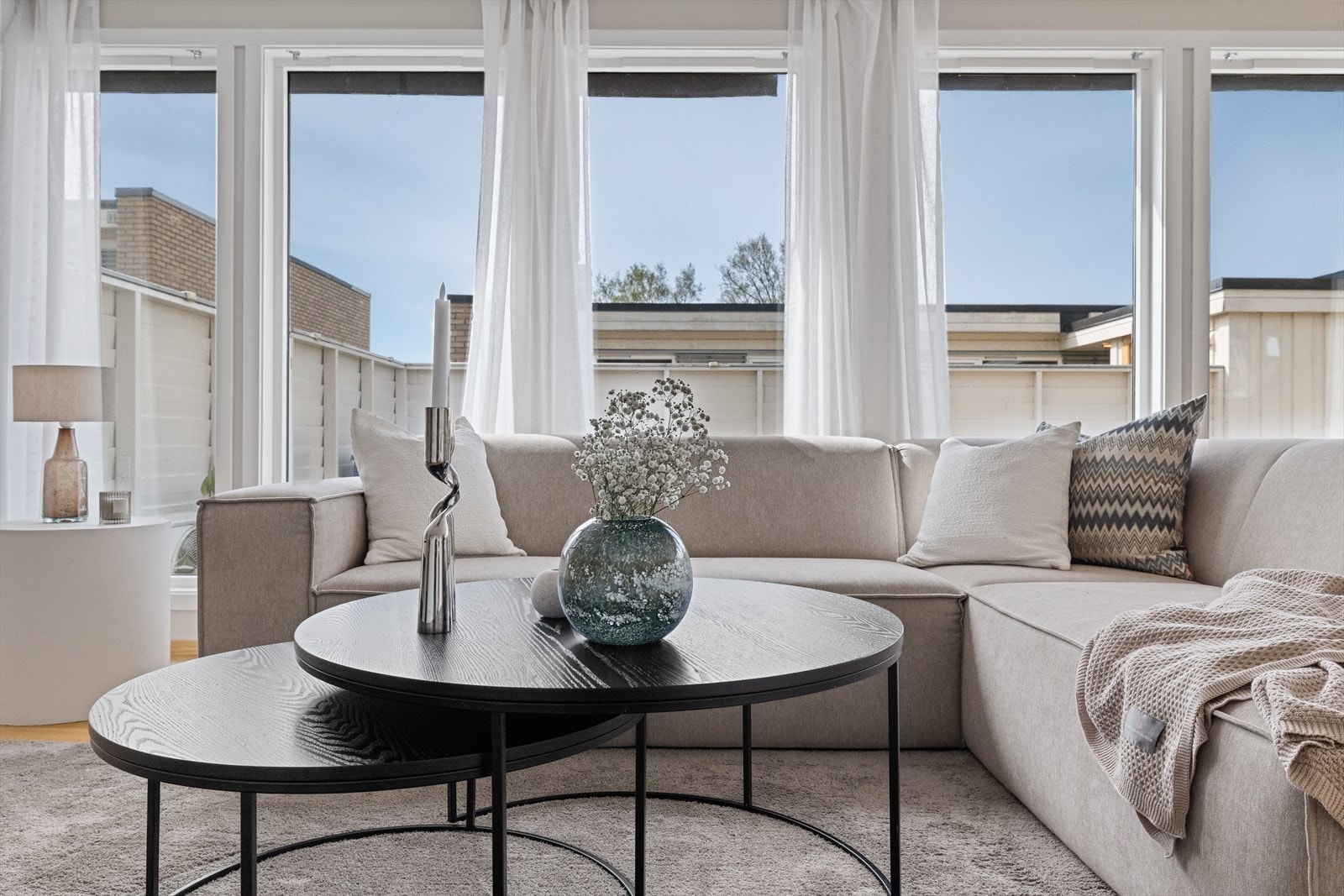 Stuedelen er romslig med rikelig plass til både sofagruppe, stuebord, TV-møblement og annet ønsket inventar. Galleribilde