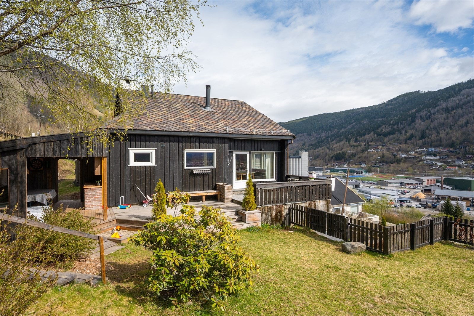 Fra hagen er det anlagt trapp ned til en uteplass på fremsiden av boligen. Galleribilde