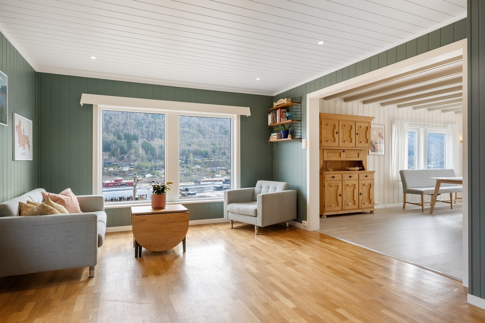 Fra sofakroken har man fin utsikt mot Otta og områdene omkring. Galleribilde