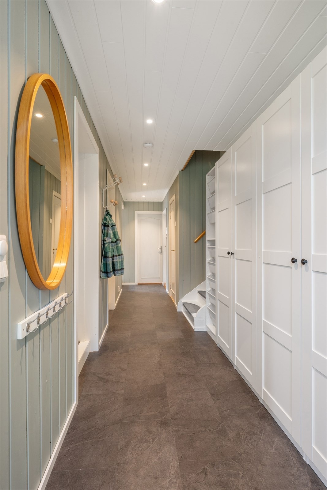 De grønnmalte veggene gjør gangen lun og trivelig. Galleribilde