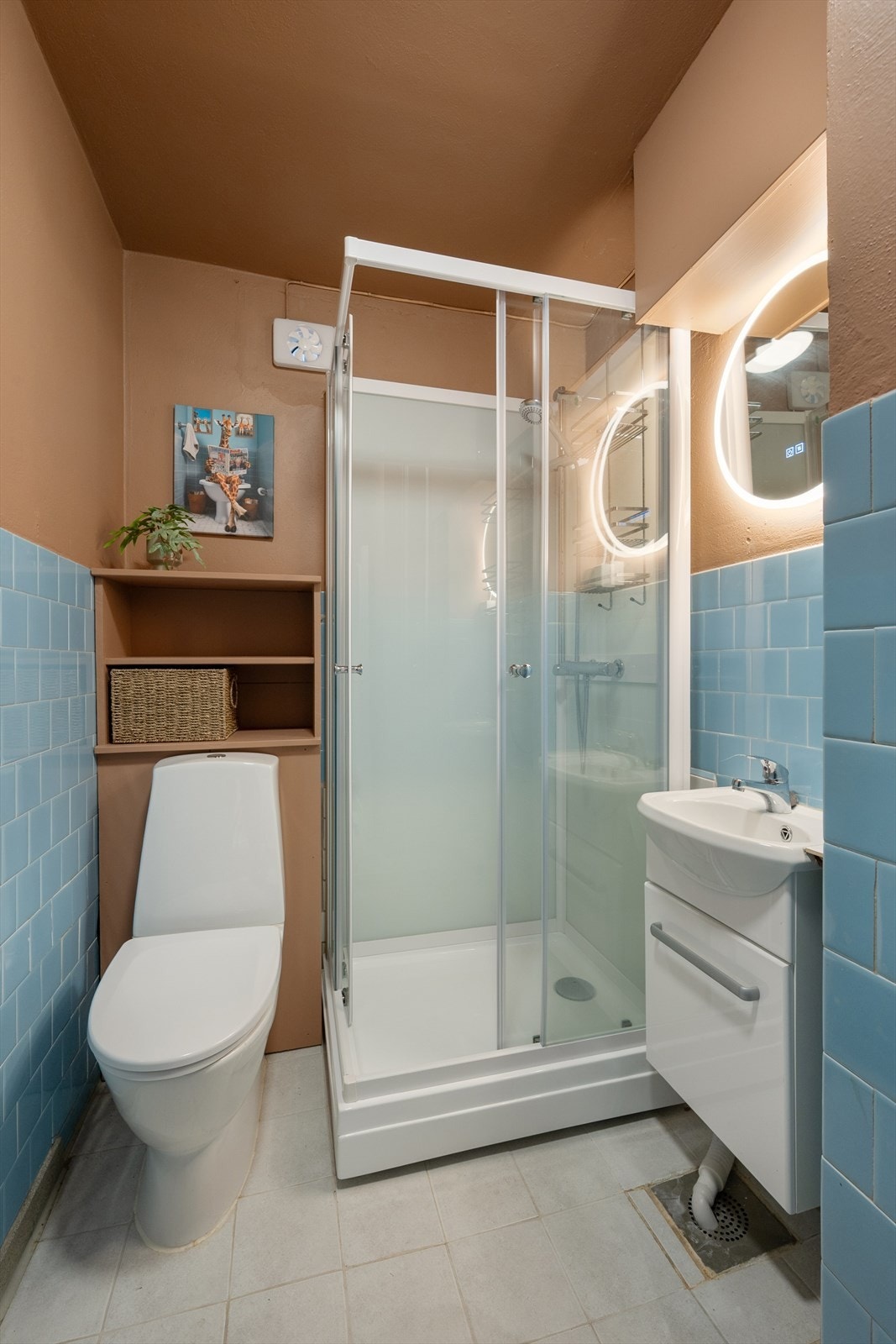 Bad 2 ligger i uetg og har dels flislagte vegger og flislagt gulv m/varmekabler. Galleribilde