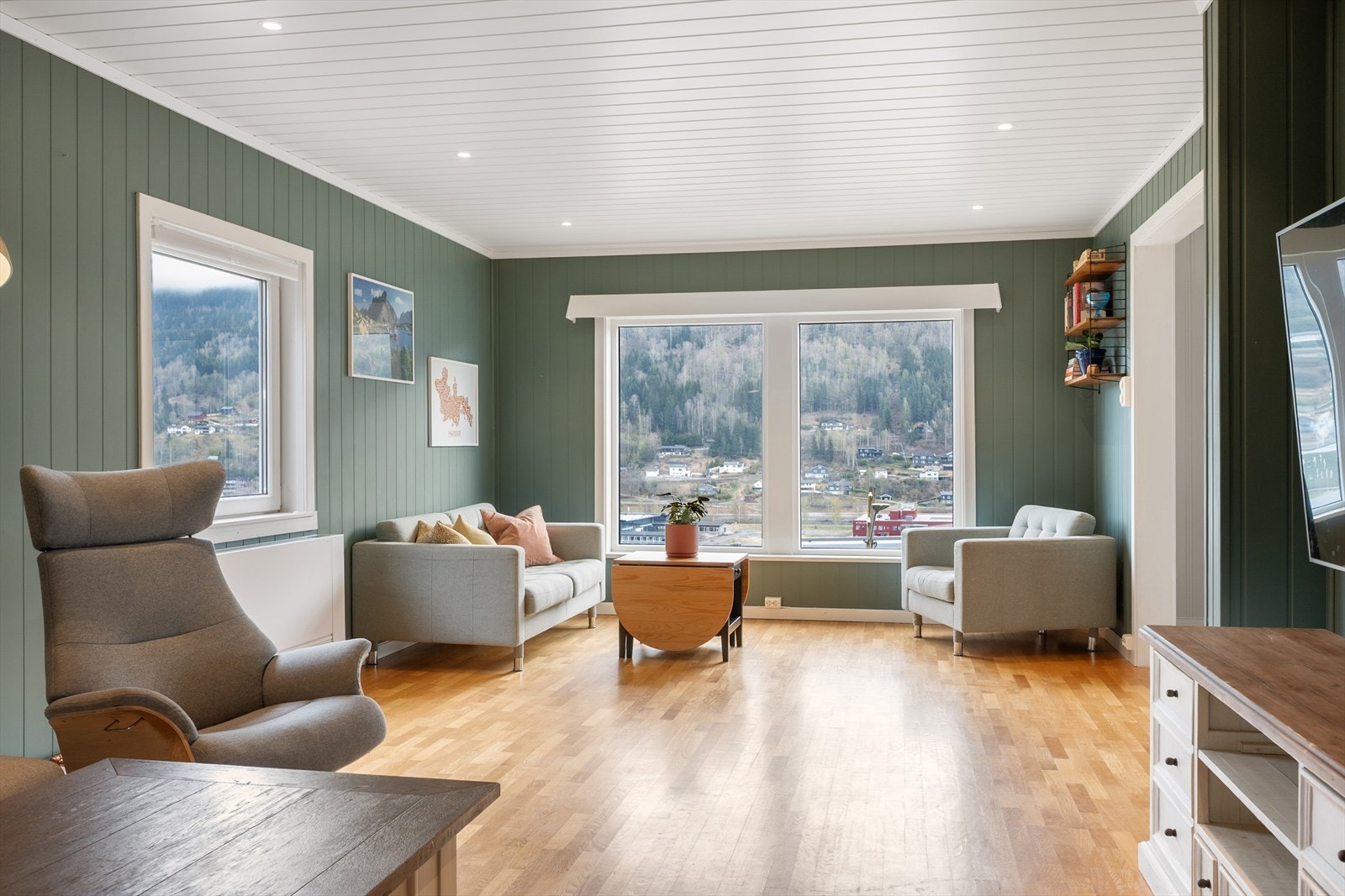 Stua er romslig og kan enkelt møbleres i flere soner. Galleribilde