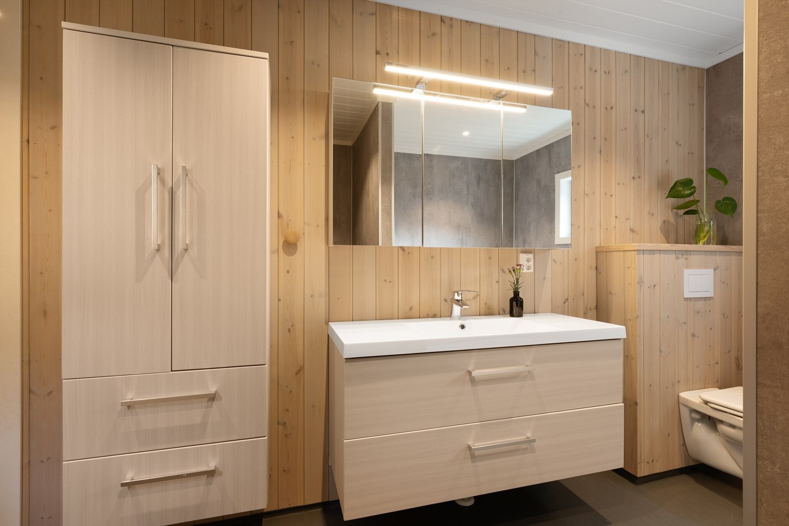 Hovedbadet er plassert i hovedetasjen. Galleribilde