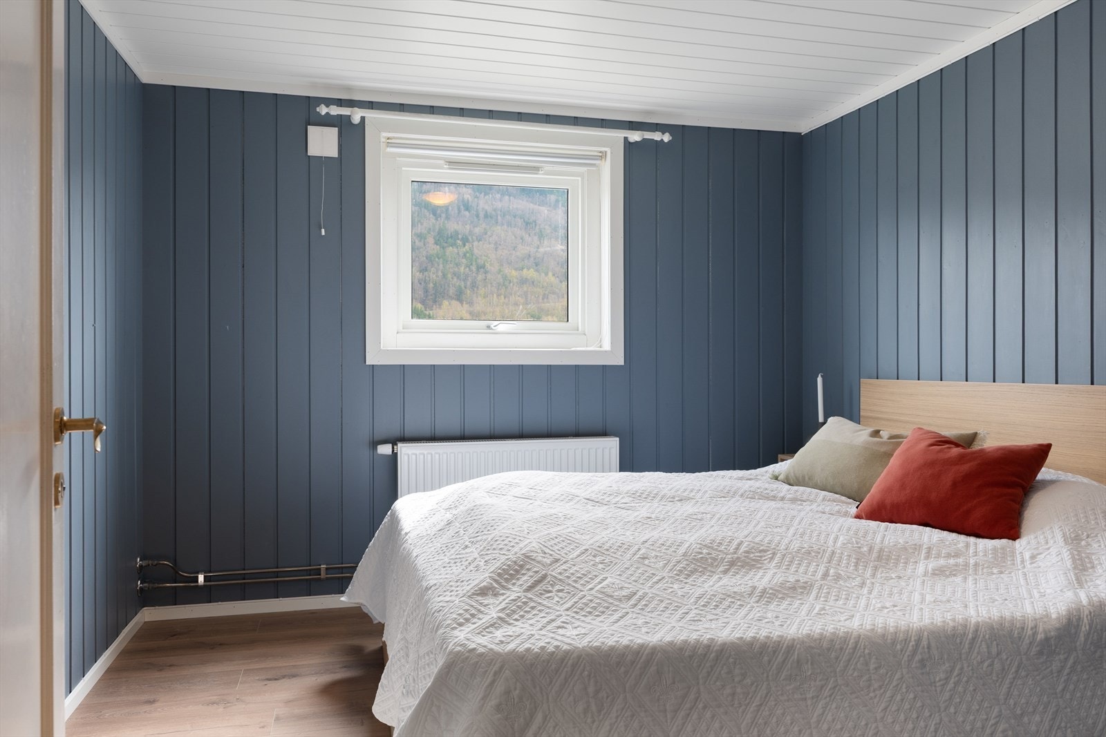 De 3 soverommene ligger i uetg. Samtlige rom er holdt i en tidsriktig blå- eller grønnfarge. Galleribilde