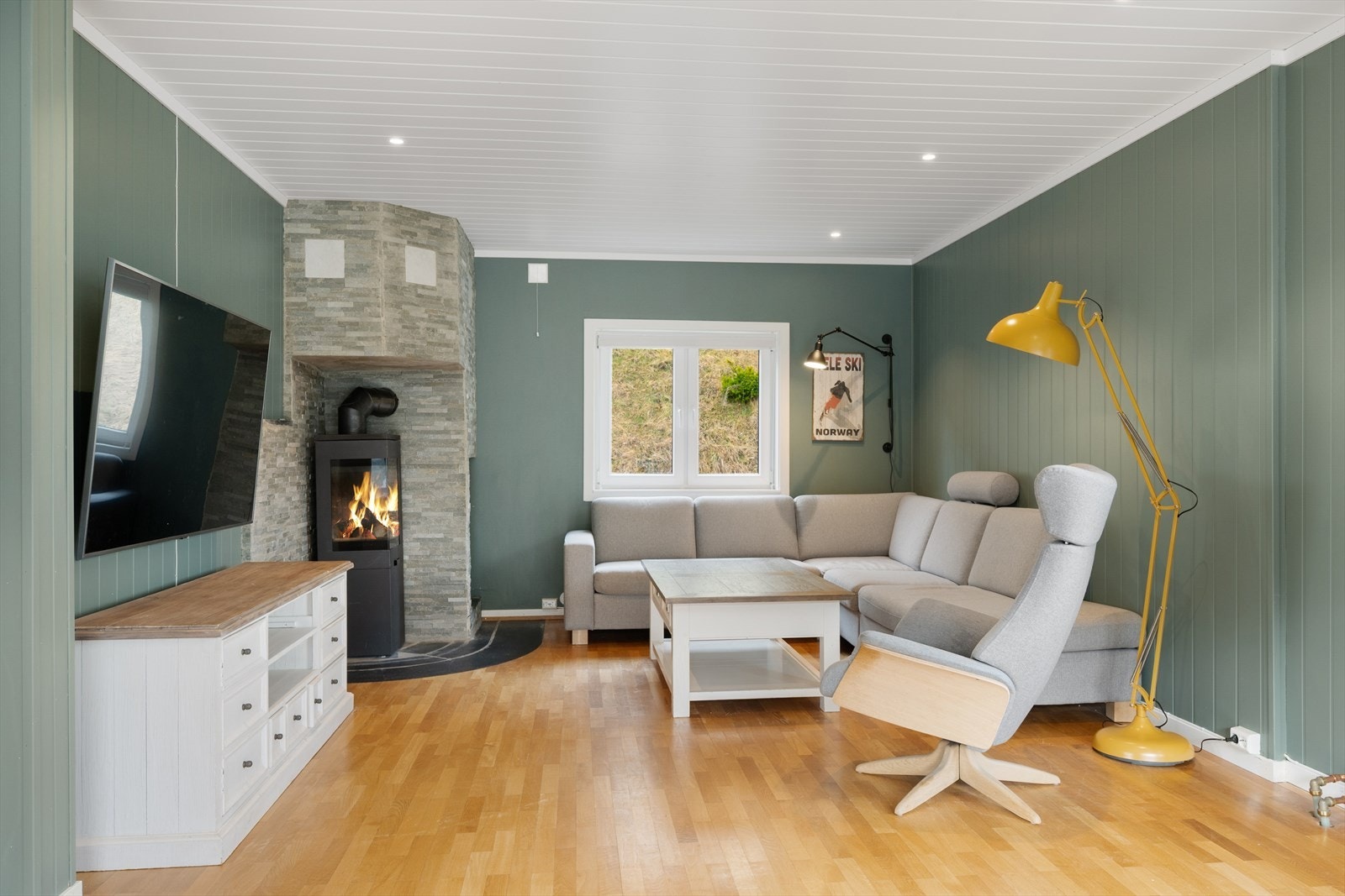 De grønne veggene gjør rommet lunt og innbydende, og spotbelysning i tak gir god lyssetting. Galleribilde