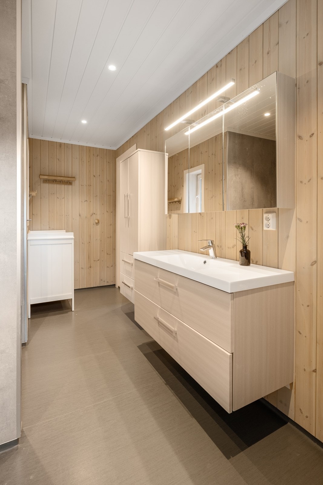 Praktisk og romslig skuffeinnredning m/nedfelt servant. Galleribilde