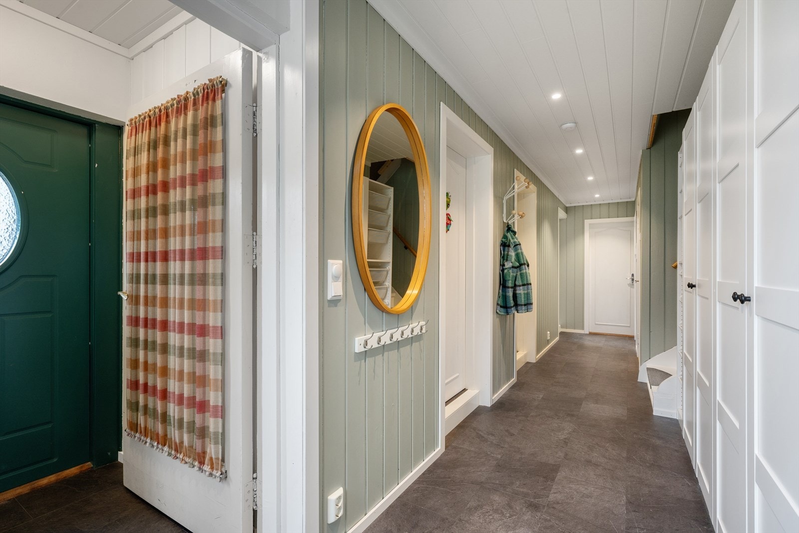 Boligen har en praktisk entré/gang m/oppbevaringsplass i skap og skuffer. Galleribilde