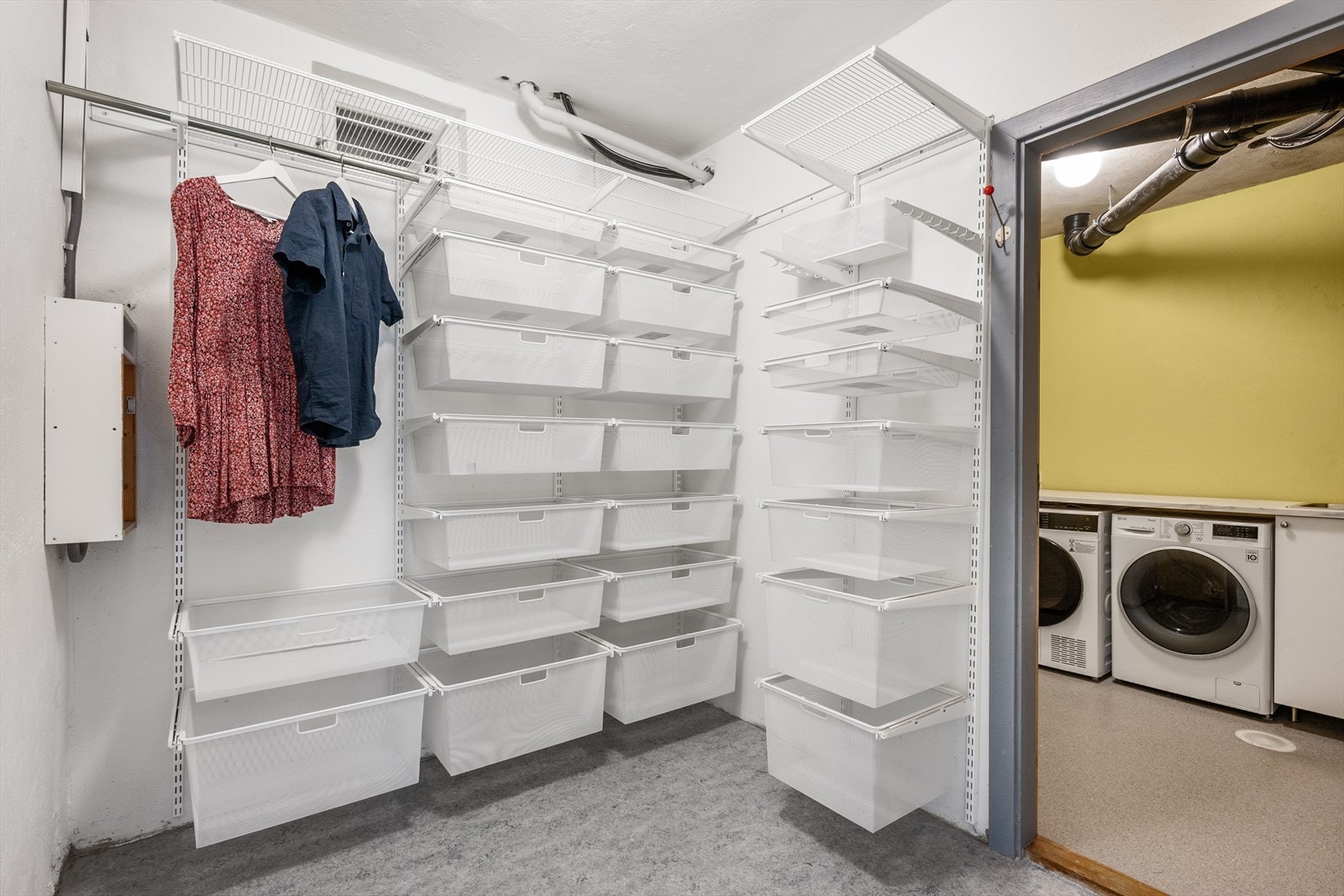 En praktisk walk-in-garderobe ligger i tilknytning til vaskerommet. Boligen har for øvrig godt m/oppbevaringsplass i flere boder. Galleribilde