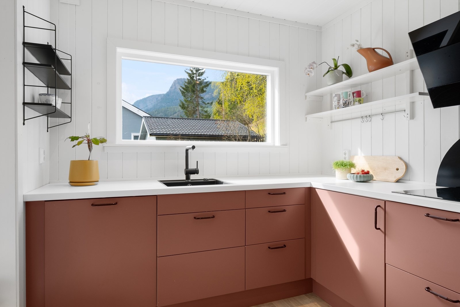 Innredningen er holdt i en varm og tidsriktig farge, og har glatte fronter og benkeplate i laminat. Galleribilde