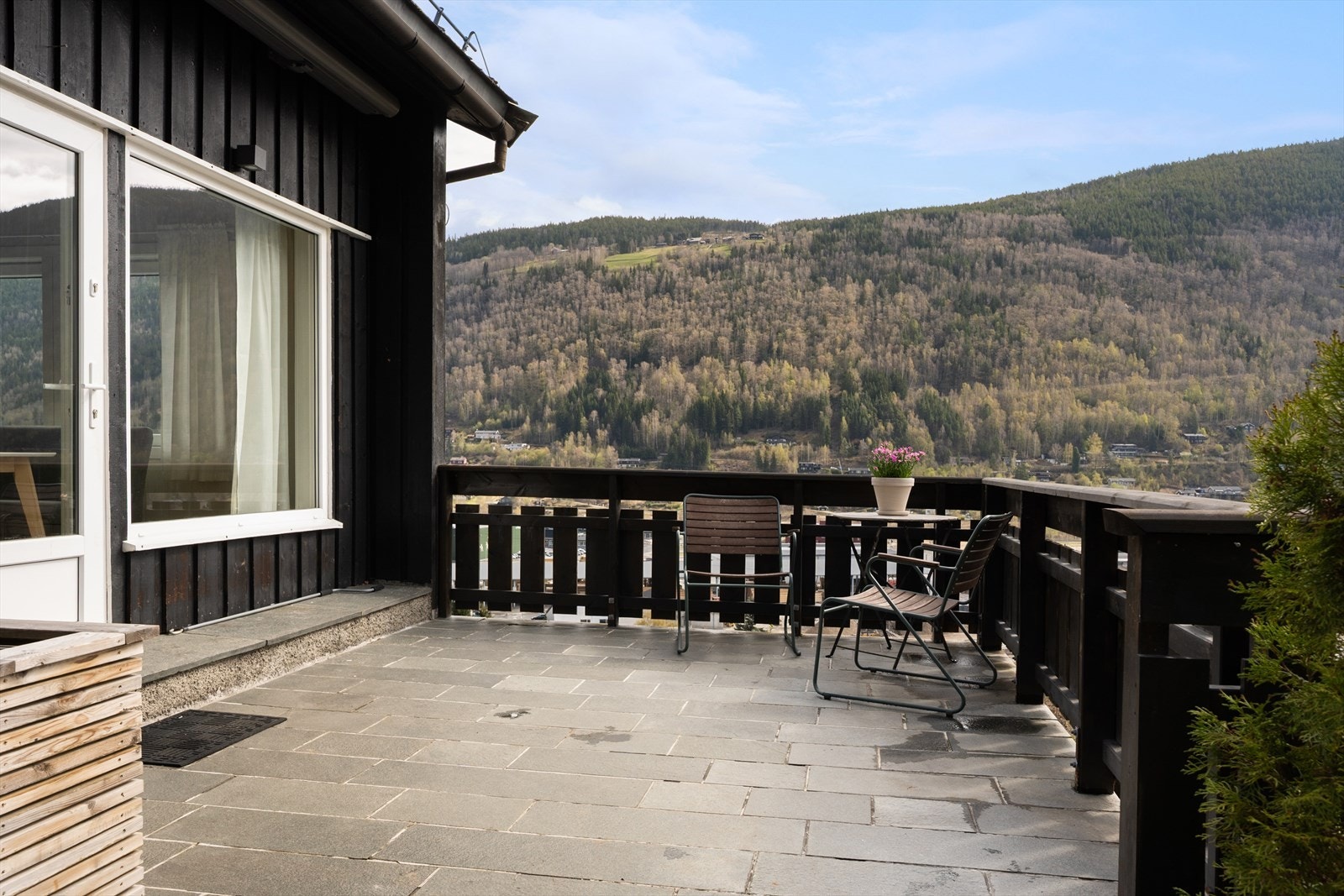 Fra spisestua er det utgang til en fin uteplass m/flott utsikt. Galleribilde