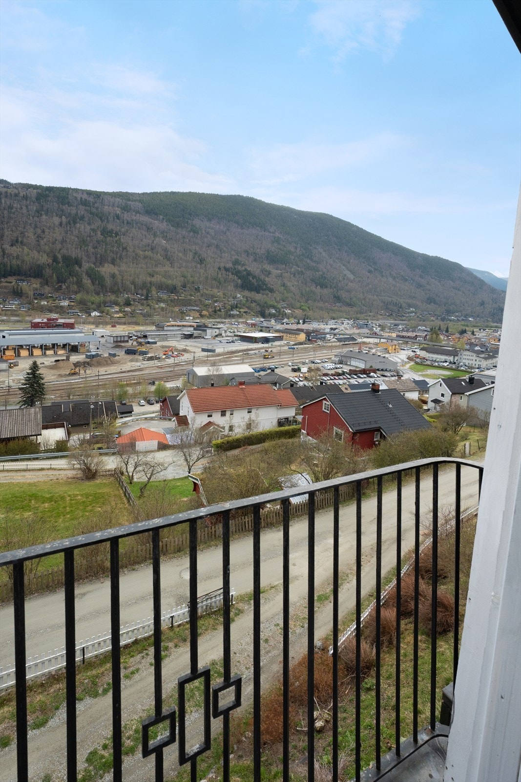 Utsikt fra balkongen utenfor lekestua. Galleribilde