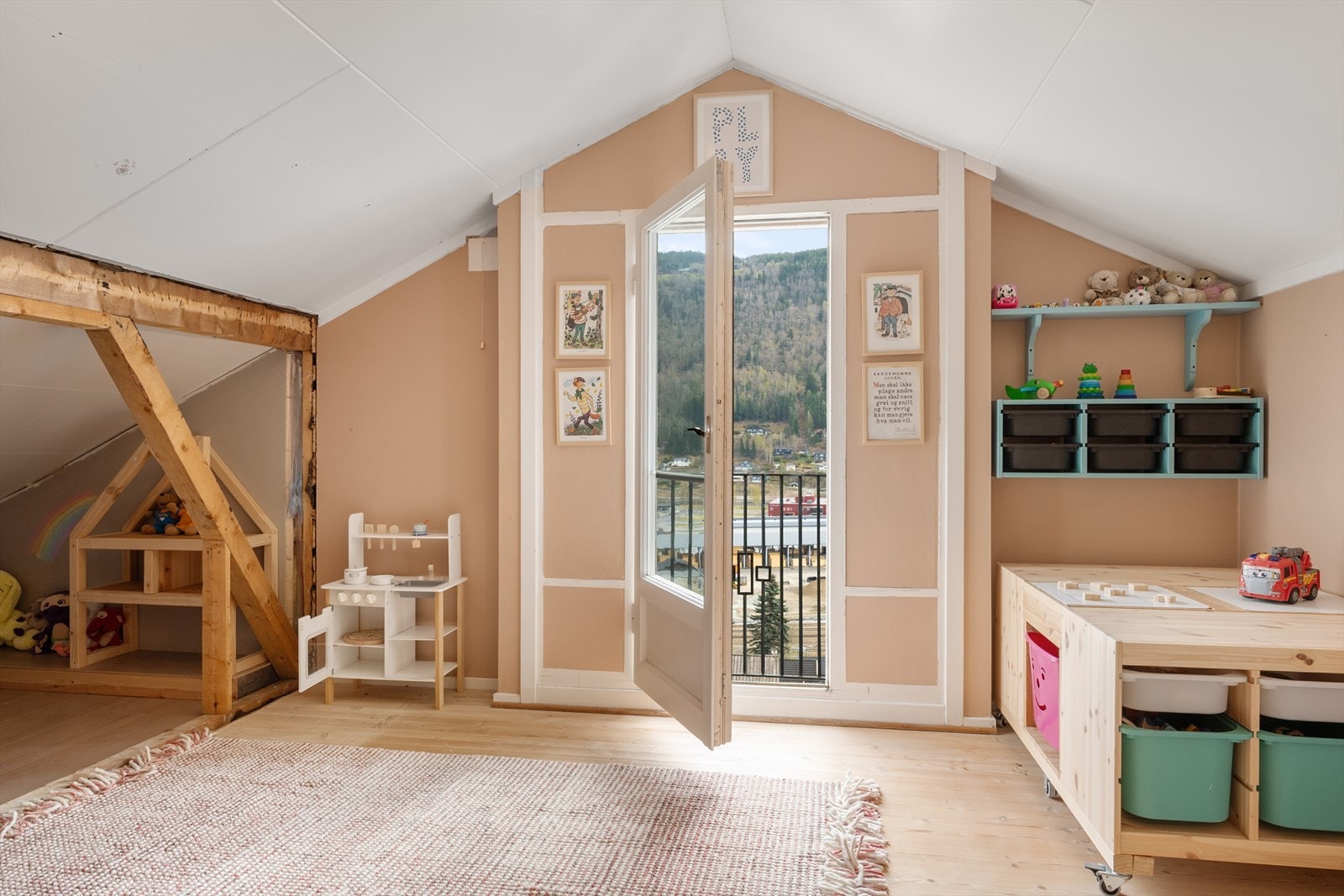 Deler av loftetasjen er innredet som lekestue. Galleribilde