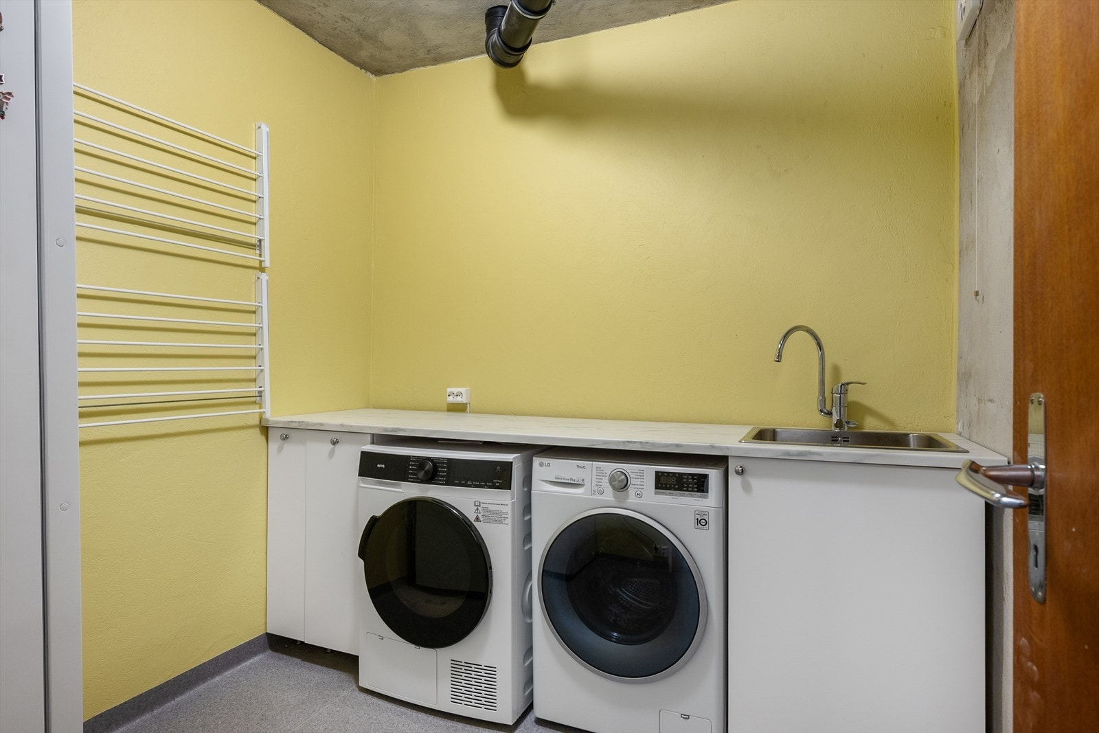 Vaskerommet ble oppgradert i 2024. I tillegg til opplegg for vaskemaskin og gulvvarme, er rommet innredet m/benkeplate m/nedfelt stålkum. Galleribilde