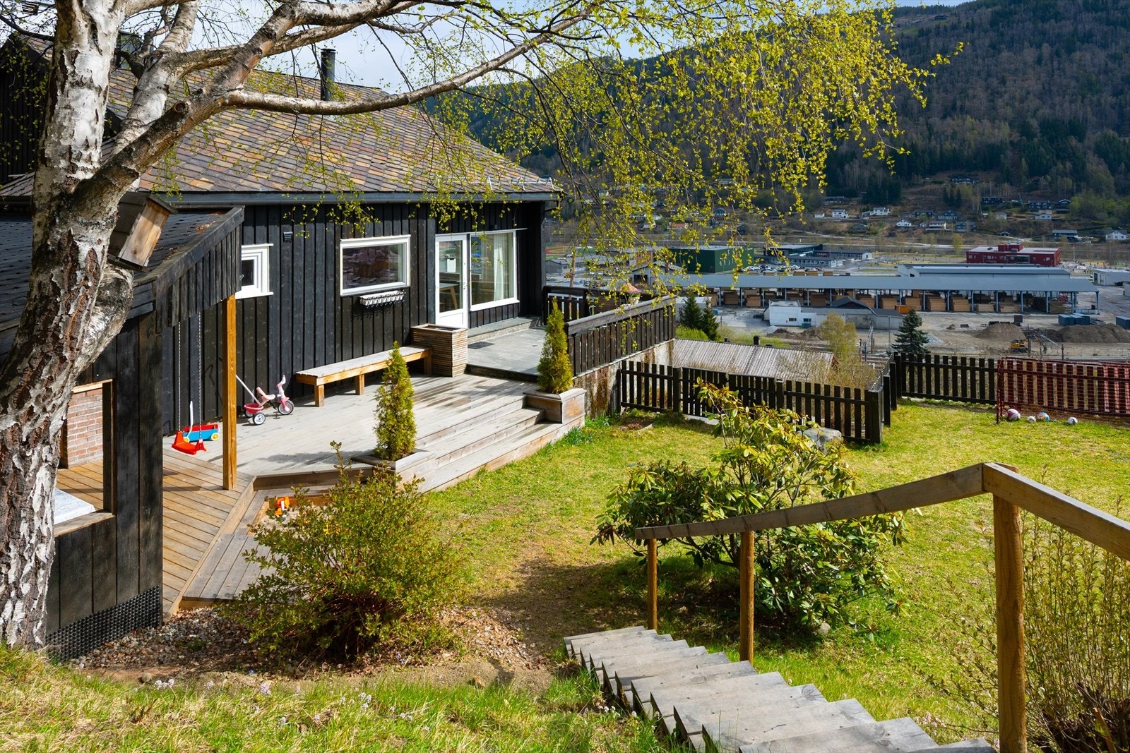 Her får man både grøntarealer, platting og utestue. Galleribilde