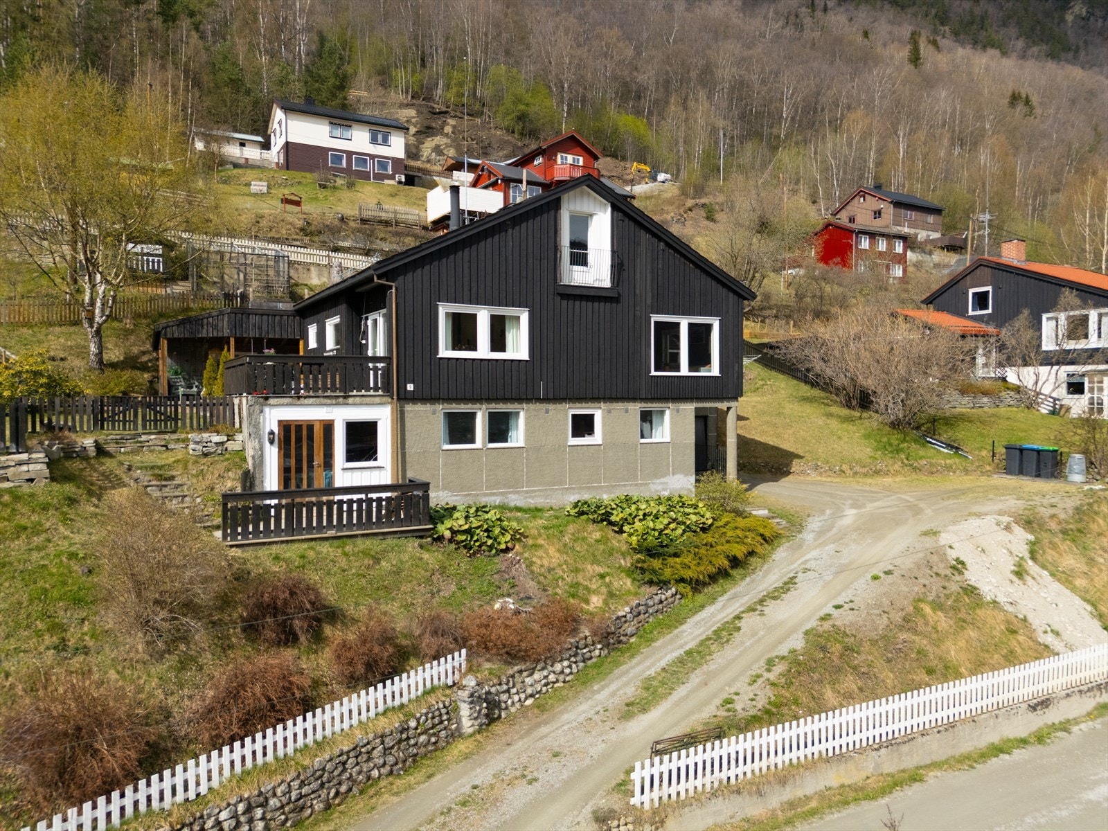Boligen fra 1957 går over 2 plan m/loft og flere oppgraderinger er gjort de senere år. Galleribilde