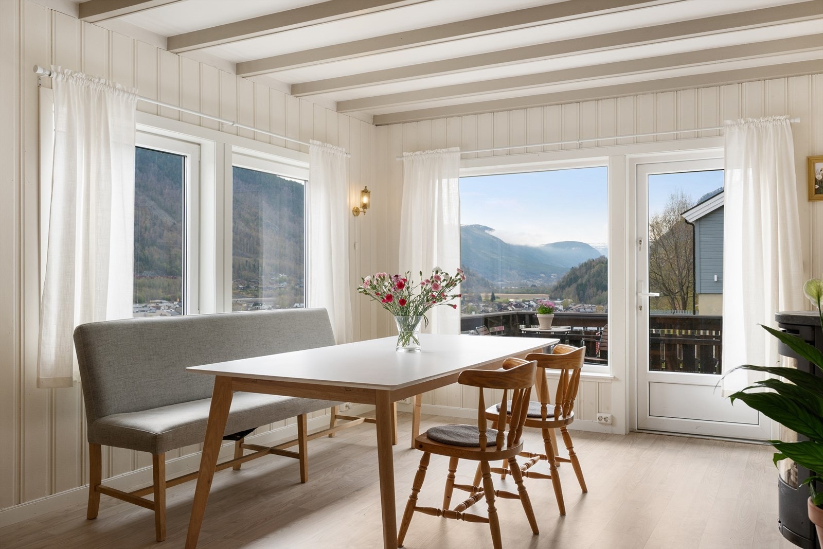 Spisestua har plass til mange rundt bordet og innbyr til hyggelige sammenkomster. Galleribilde