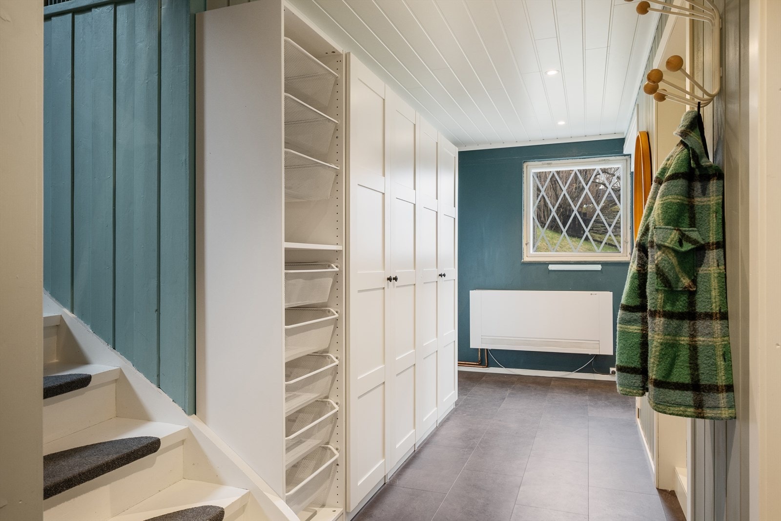 Fra gangen går det trapp videre opp til hovedetasjen. Galleribilde