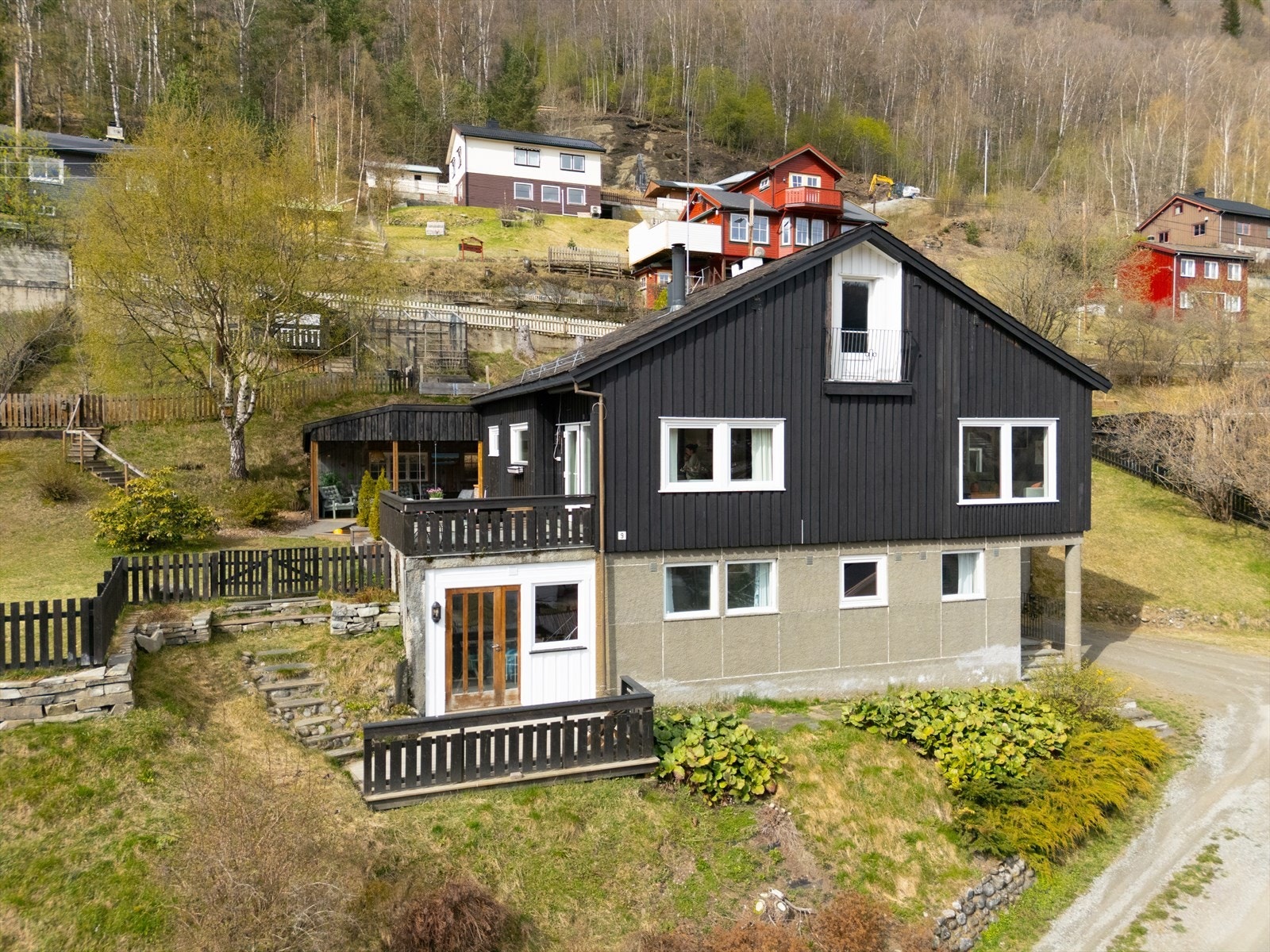 Kringsjåvegen 9 ligger meget sentralt til ca 1.2 km fra sentrum av Otta. Galleribilde