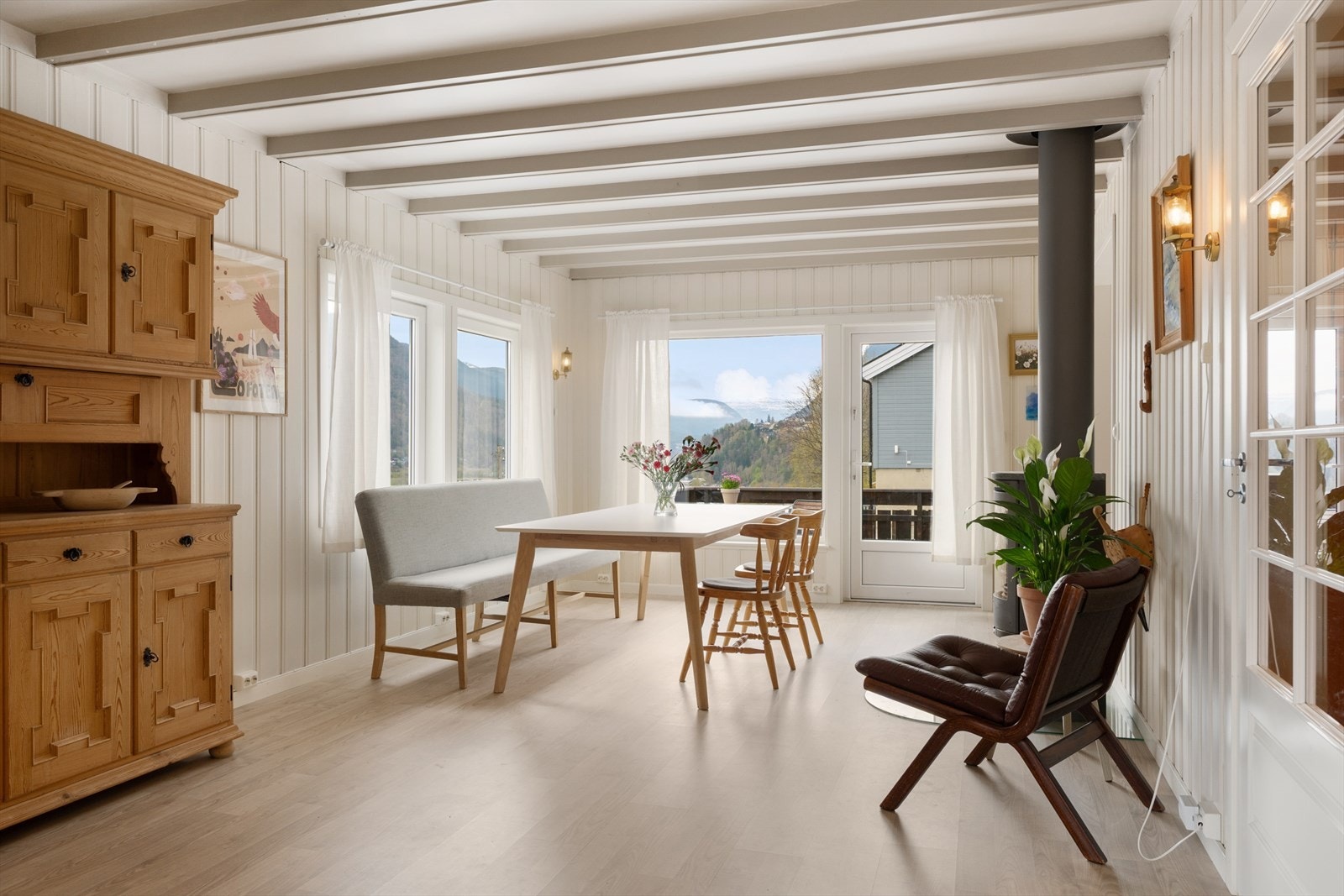 Spisestua ligger mellom stua og kjøkkenet. Galleribilde