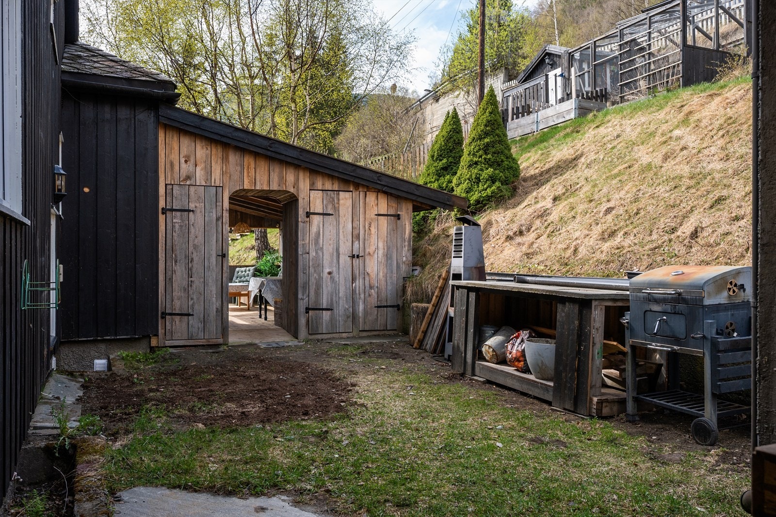 Fra utestua er det gjennomgang til den andre siden av boligen. Galleribilde