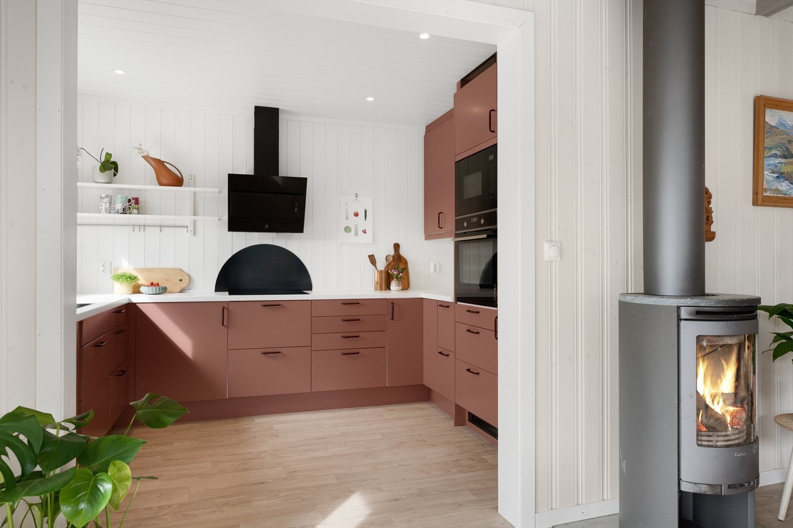 Innenfor spisestua ligger kjøkkenet. Galleribilde