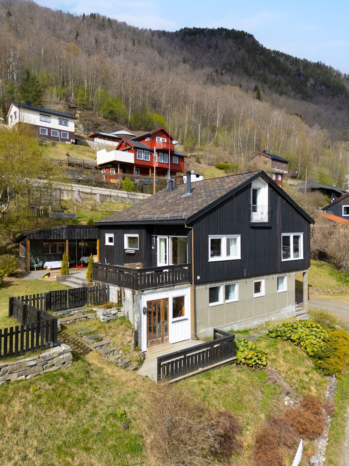 Fra uteplassen på fremsiden er det dør inn til bod. Galleribilde