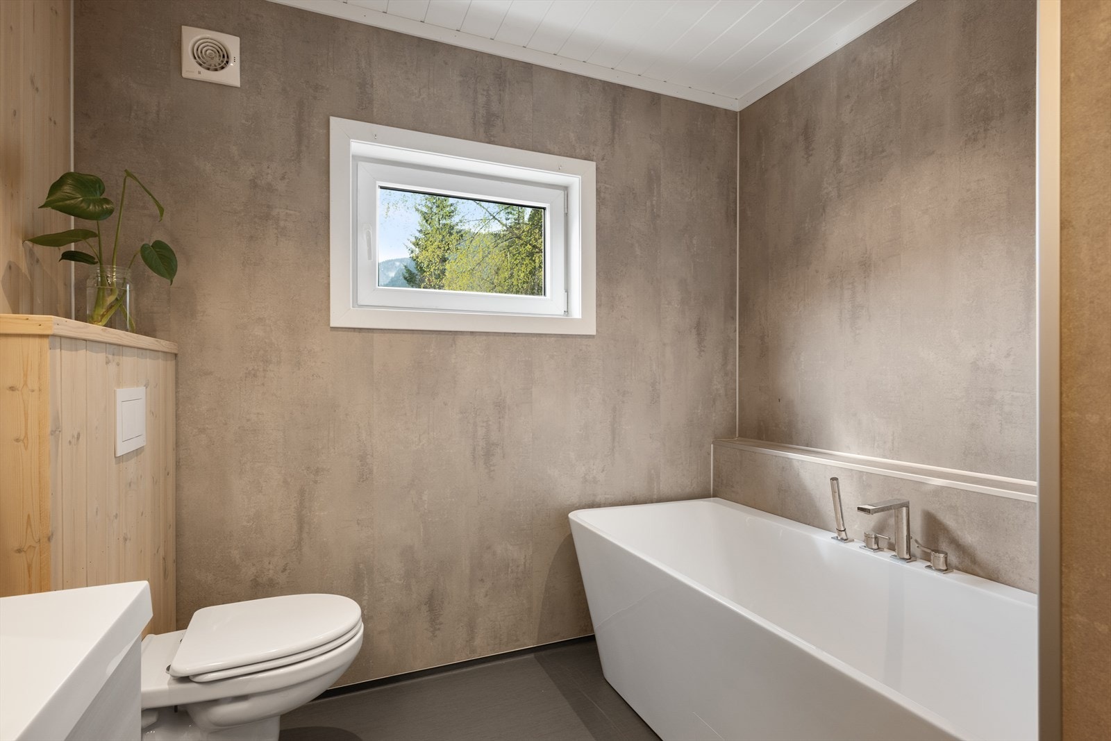 Baderommet har både dusjnisje og badekar. Det er varme i gulv. Galleribilde