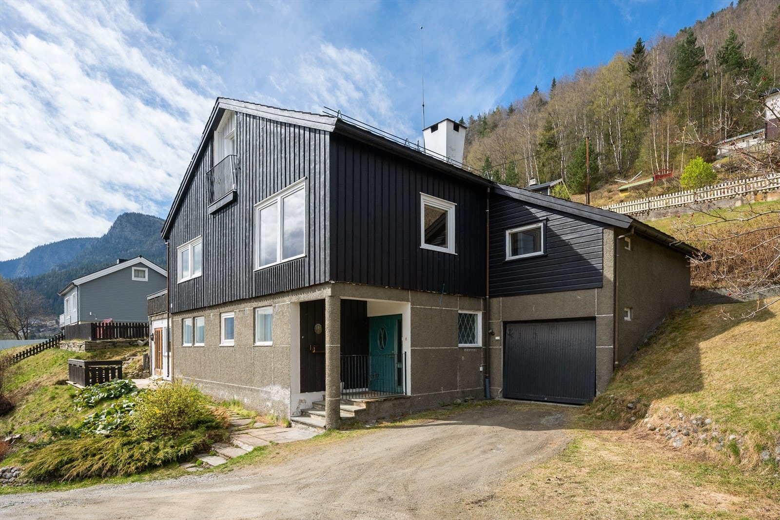 Garasjen er bygget inntil boligen og har p-plass til 1 bil. Galleribilde