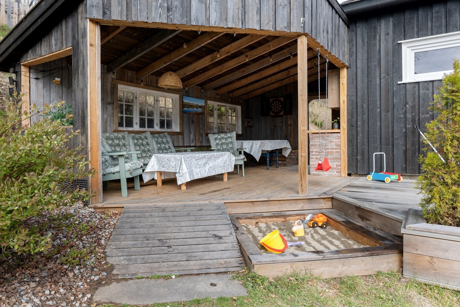 Rett v/inngangen til utestua er det også laget en liten sandkasse. Galleribilde