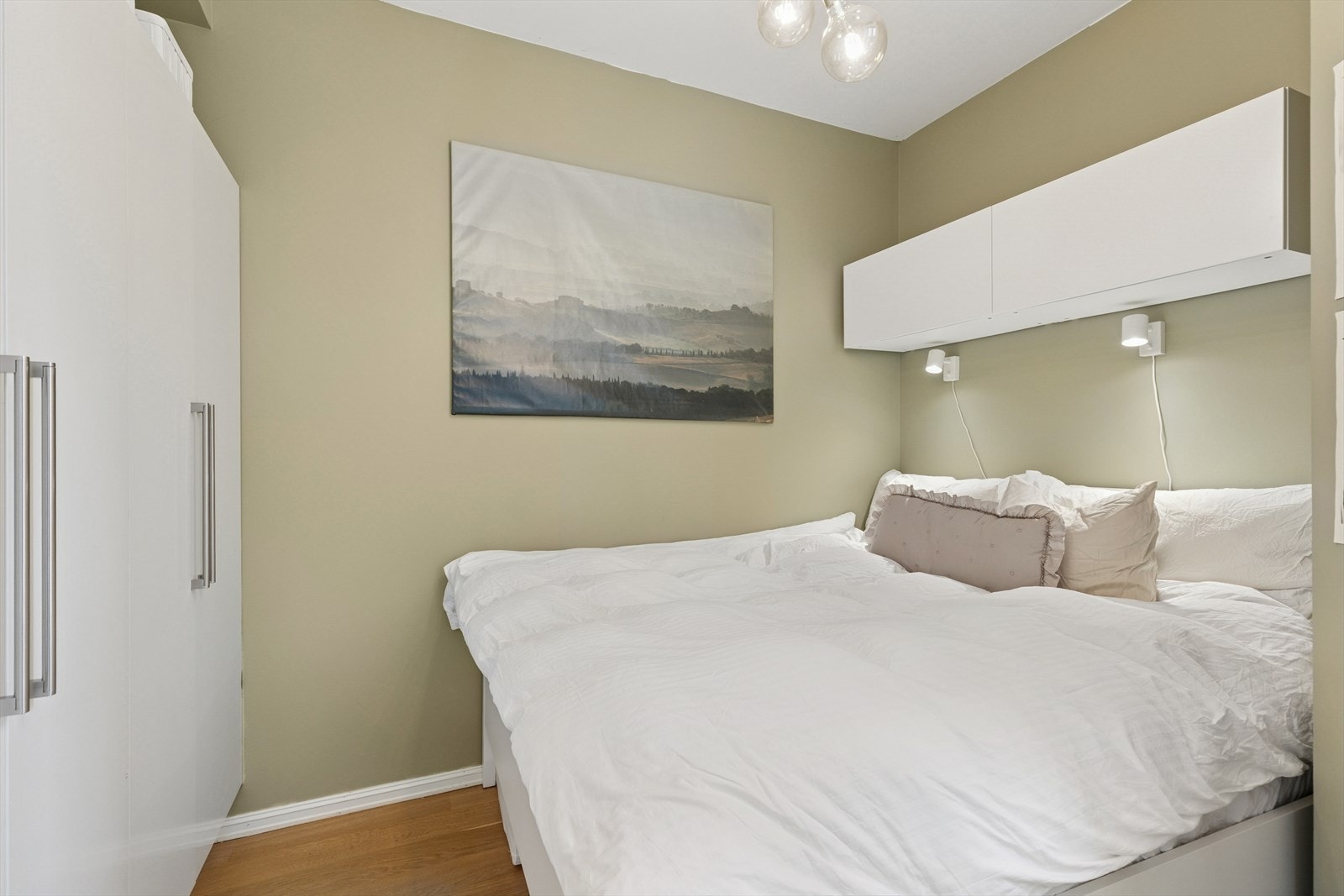 Sengen som står i rommet i dag er 160 cm og det er innredet med skap langs hele kortsiden av rommet. Galleribilde