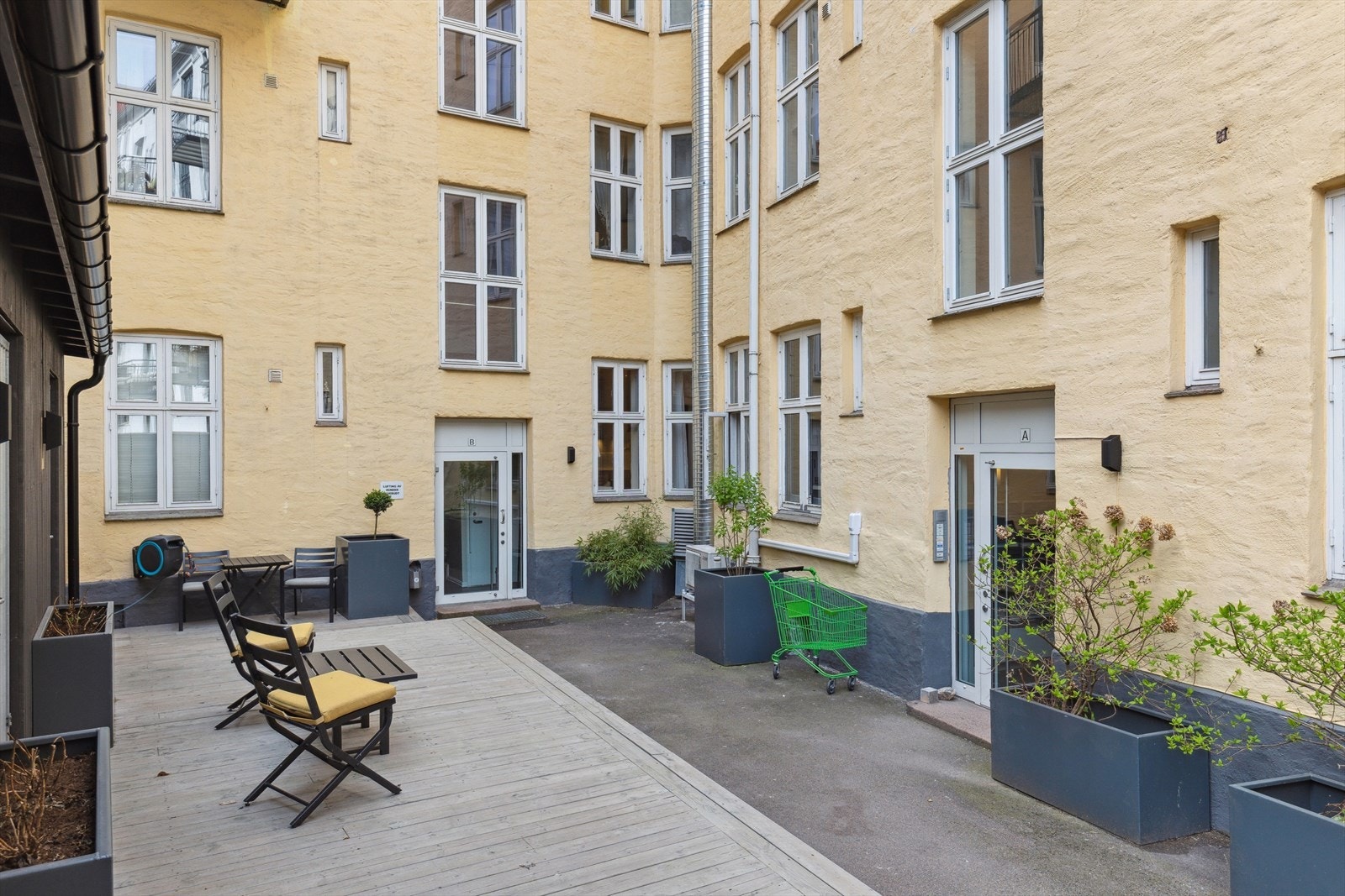 Bakgård. Galleribilde